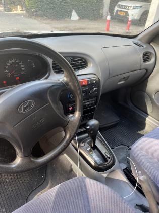 יונדאי לנטרה (2000)