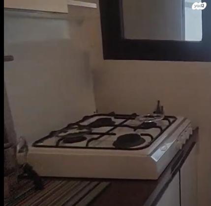 כיריים גז 4 להבות בצבע לבן עם מכסה