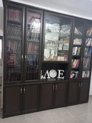 ארון ספרים מפואר, עם דלתות