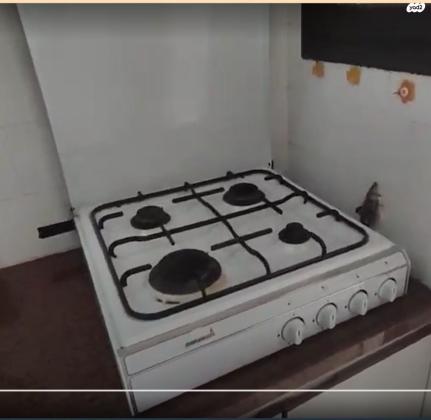 כיריים גז 4 להבות בצבע לבן עם מכסה