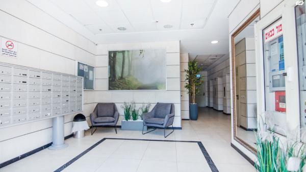 יצחק בן צבי 9 (מרכז אזרחי)