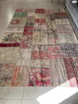 שטיח מדגם " טלאים" צבעוני , מהמם , נקי