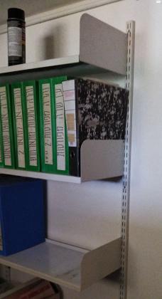 שתי יחידות מדפי מתכת ,