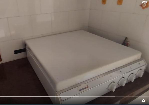 כיריים גז 4 להבות בצבע לבן עם מכסה