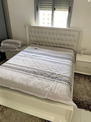 למכירה מיטה זוגית לבנה עם