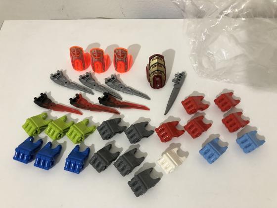 המון חלקים של לגו מפעל הגיבורים