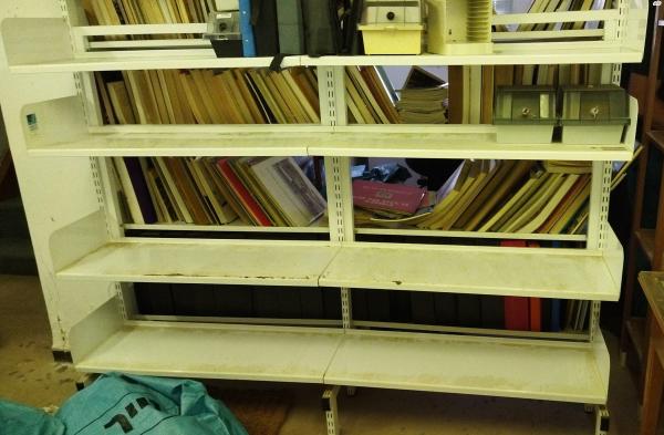 שתי יחידות מדפי מתכת ,