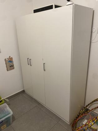 ארון איקאה עם 3 דלתות