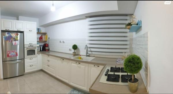 נחום שריג 12 (רמות)