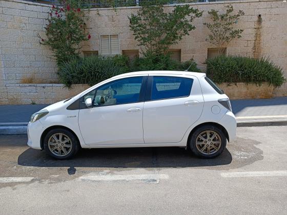 טויוטה יאריס הייבריד (2012)