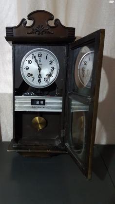 שעון קיר מטולטלת ענתיקה עם