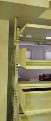 שתי יחידות מדפי מתכת ,