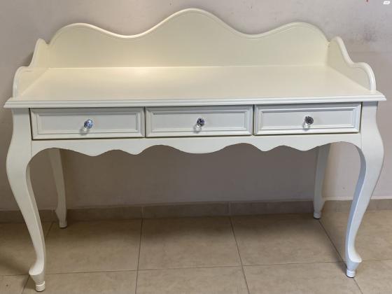 סט של מיטה ושולחן מעץ