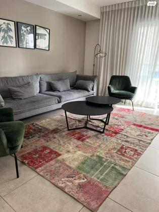 שטיח מדגם " טלאים" צבעוני , מהמם , נקי