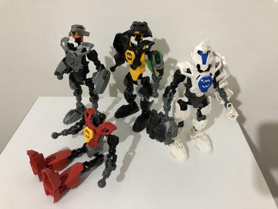 המון חלקים של לגו מפעל הגיבורים