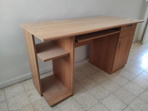 שולחן מחשב הכולל מגירה נשלפת