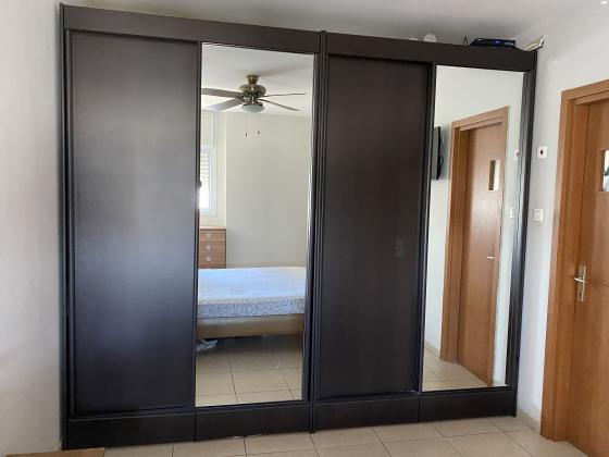 2 ארונות הזזה בצבע שחור בגודל 1