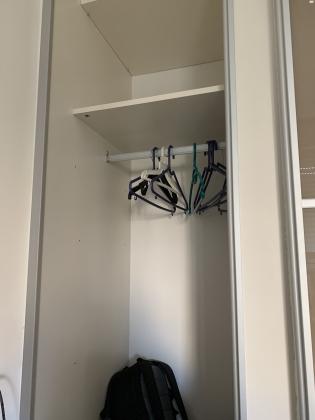 ארון לחדר בצבע בז? עם