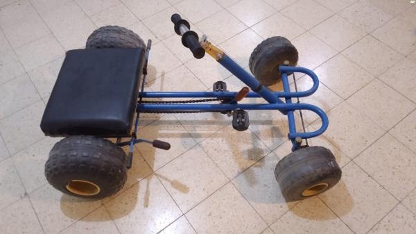 רכב קארטינג כחול עם פדלים