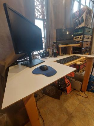 שולחן מחשב גדול ומפנק בעבודת