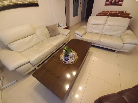 שולחן סלון מעץ מלא, שמור מאוד בצבע ונגה