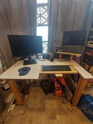 שולחן מחשב גדול ומפנק בעבודת