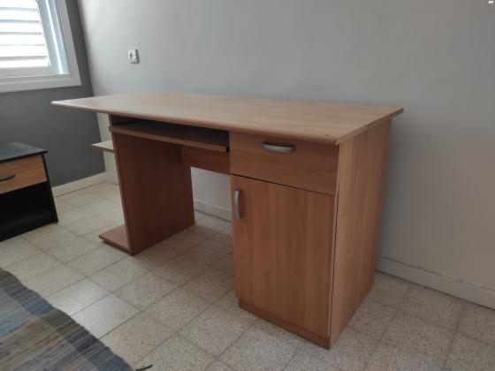 שולחן מחשב הכולל מגירה נשלפת