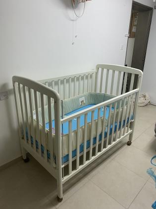 מיטת תינוק עם מזרן ומגיני