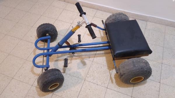 רכב קארטינג כחול עם פדלים