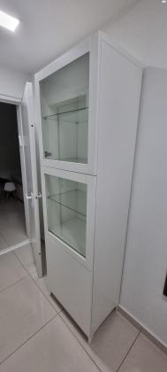 ארון לבן כולל וטירינה בחלק