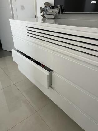 קומודה לבנה