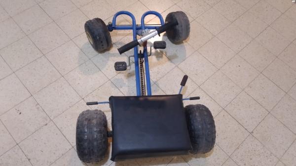 רכב קארטינג כחול עם פדלים