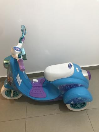 אופנוע ממנוע של אנה ואלזה