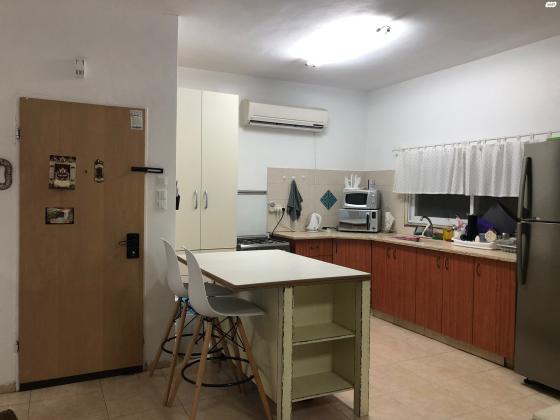 אי מטבח במצב מצוין, עם טריקה שקטה