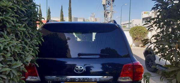 טויוטה לנד קרוזר V8 (2015)