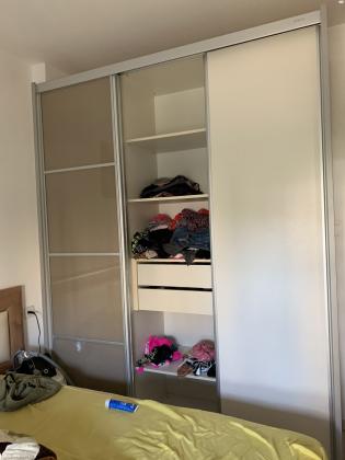 ארון לחדר בצבע בז? עם