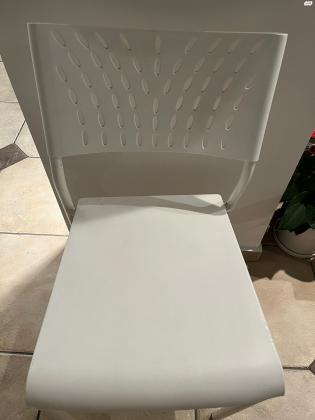 4 כסאות לבנים לפינת אוכל