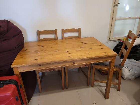 שולחן אוכל של איקאה