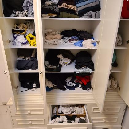 ארון ילדים בצבע בז במצב