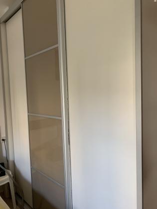 ארון לחדר בצבע בז? עם