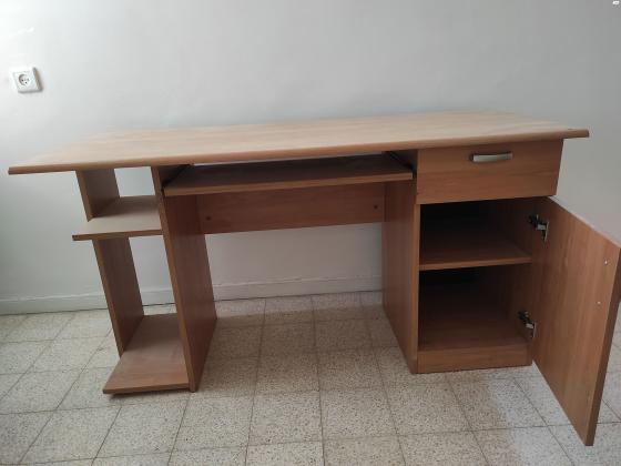 שולחן מחשב הכולל מגירה נשלפת