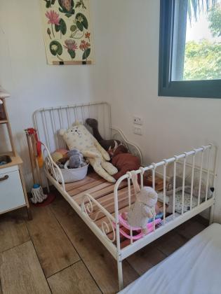 שתי מיטות יפהפיות של איקאה, עשויות ברזל