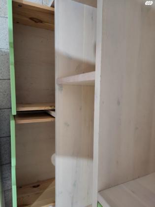 כוננית עומדת דגם "רוני" של חברת "עצמל'ה"