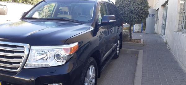 טויוטה לנד קרוזר V8 (2015)