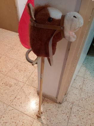 סוס על מקל עם גלגלים עשוי עץ לפעוטות