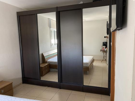 2 ארונות הזזה בצבע שחור בגודל 1