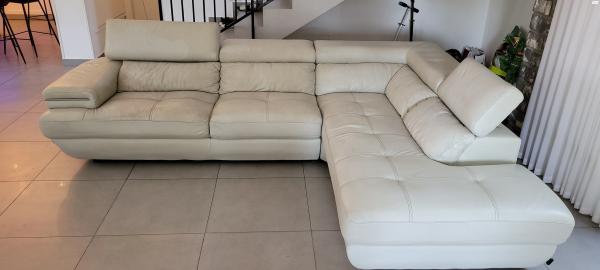 ספת עור לבנה, עם משענות