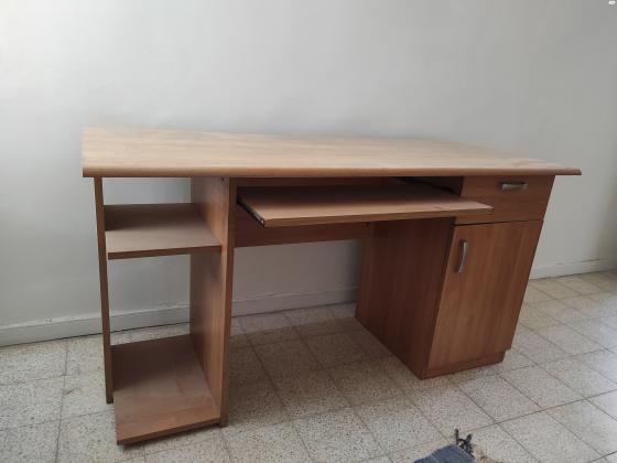 שולחן מחשב הכולל מגירה נשלפת