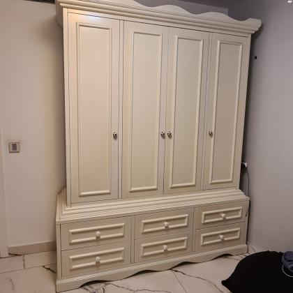 ארון ילדים בצבע בז במצב