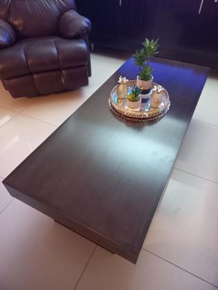 שולחן סלון מעץ מלא, שמור מאוד בצבע ונגה